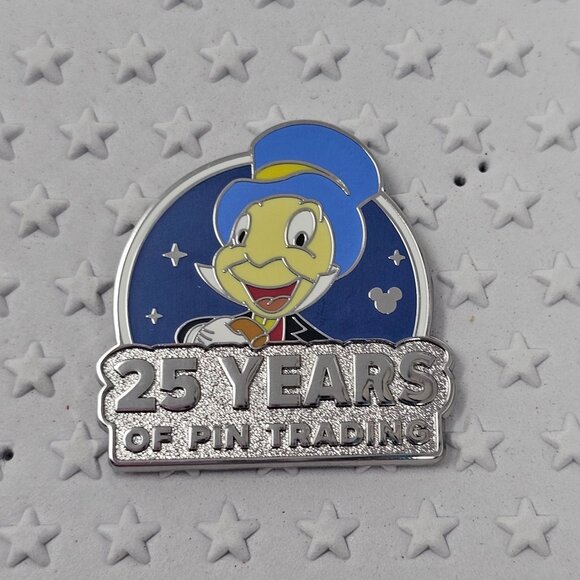 NEW! 2025 Disneyland Hidden Mickey Jimmy Cricket 25 year Pin - Picture 1 of 2